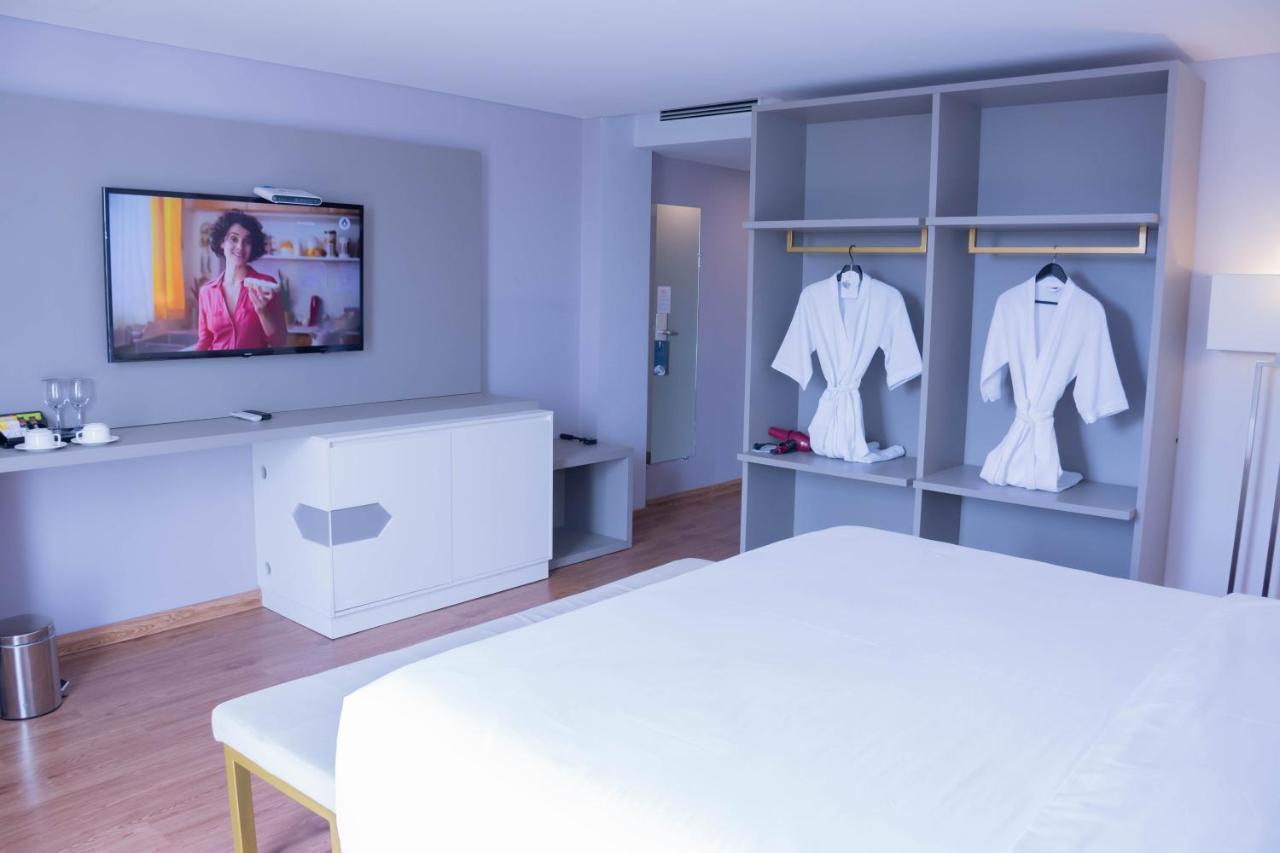Habitación con cama extragrande y vistas a la piscina